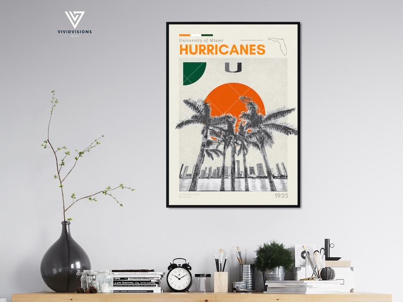 K&ouml;nnte beinhalten: Ein Vintage-Poster mit dem Logo der University of Miami Hurricanes. Das Poster hat einen wei&szlig;en Hintergrund mit einer orangen Sonne, gr&uuml;nen und wei&szlig;en Palmen und dem Text "University of Miami Hurricanes" in Schwarz. Das Jahr "1925" ist unten rechts gedruckt.