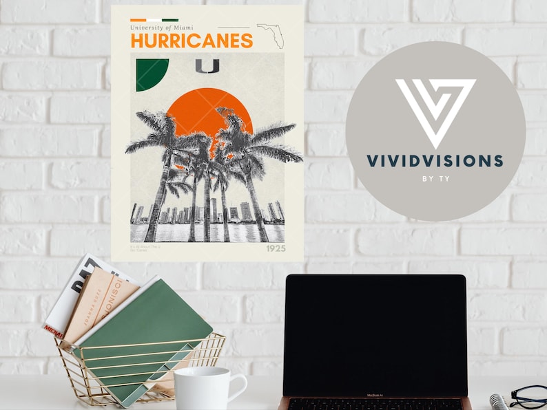 K&ouml;nnte beinhalten: Ein Plakat im Retro-Stil mit dem Logo der University of Miami Hurricanes. Das Plakat hat einen wei&szlig;en Hintergrund mit einem gr&uuml;n-orangen Farbschema. Das Logo ist ein stilisiertes "U" mit Palmen und einem Sonnenuntergang im Hintergrund. Der Text "University of Miami Hurricanes" und "1925" ist ebenfalls auf dem Plakat enthalten.