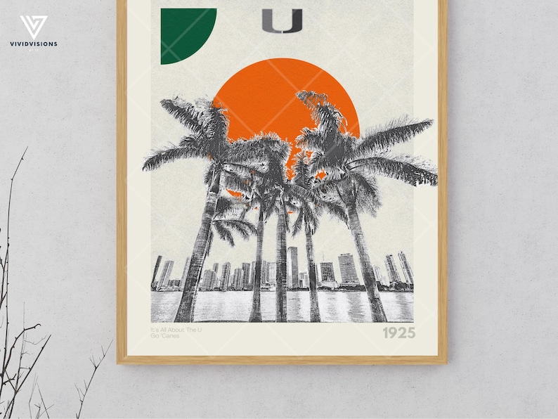 K&ouml;nnte beinhalten: Eine Schwarzwei&szlig;illustration von Palmen mit einer orangen Sonne und dem Buchstaben "U" im Hintergrund. Der Text "1925" befindet sich in der rechten unteren Ecke.