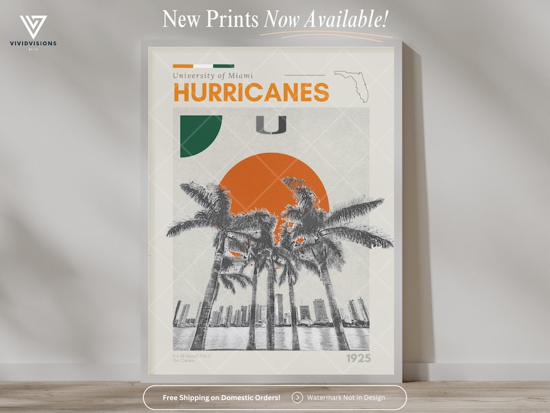 K&ouml;nnte beinhalten: Ein Vintage-Poster mit dem Logo der University of Miami Hurricanes. Das Poster hat einen wei&szlig;en Hintergrund mit orangefarbenen, gr&uuml;nen und schwarzen Akzenten. Es zeigt eine Palmensilhouette und den Text "HURRICANES" und "1925".