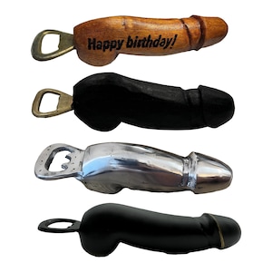 Puede incluir: Cuatro abridores de botellas con forma fálica. Uno es de madera con "Happy birthday!" grabado. Otro es negro, uno plateado y el último negro. Cada uno tiene un abridor de botellas de metal.