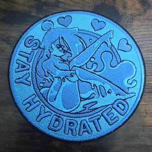 Pode incluir: Um conjunto de três canecas de cerâmica com acabamento fosco e salpicado. As canecas são em tons de creme, cinza claro e cinza escuro. Cada caneca tem um design simples e minimalista, perfeito para café ou chá.