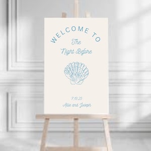 Könnte beinhalten: Willkommen zur Nacht davor Schild mit einer Muschelgrafik und dem Datum 7.13.25 sowie den Namen Allie und Joseph.