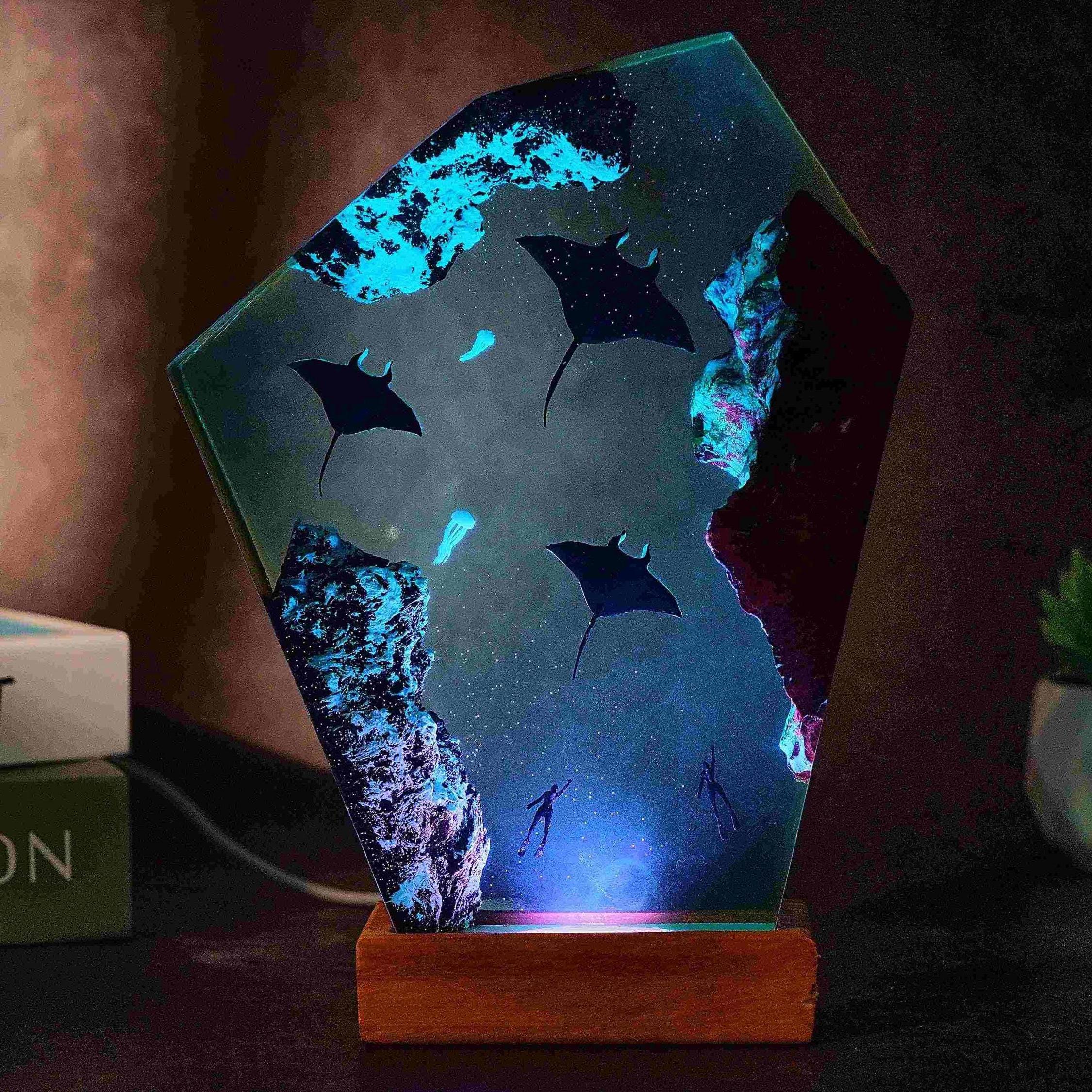 Manta Ray Mystique Harzlampe, handgefertigtes Epoxy & Holz Ocean Light, rustikales Küstennachtlicht, Geschenk für ihn, Strandhausdekor