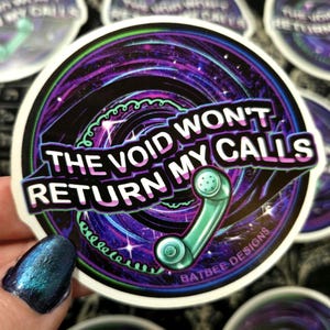Adesivo spaziale divertente – "Il vuoto non mi risponderà" Adesivo in vinile da 3" / Umorismo esistenziale cosmico / Scienza da ragazza triste / Adesivo per laptop gotico