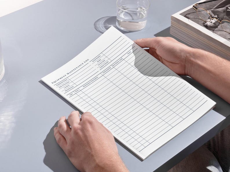 Puede incluir: Una hoja de papel blanca con el t&iacute;tulo "Registro de mantenimiento de equipos" impreso en la parte superior. El papel est&aacute; dividido en columnas con encabezados para "Nombre del equipo", "Descripci&oacute;n", "Fecha", "Mantenimiento realizado", "Piezas reemplazadas", "Costo", "Notas" y "Pr&oacute;xima fecha de vencimiento".