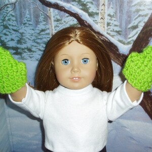 K&ouml;nnte beinhalten: Eine Puppe tr&auml;gt ein wei&szlig;es Hemd und ein Paar leuchtend gr&uuml;ne Strickhandschuhe.