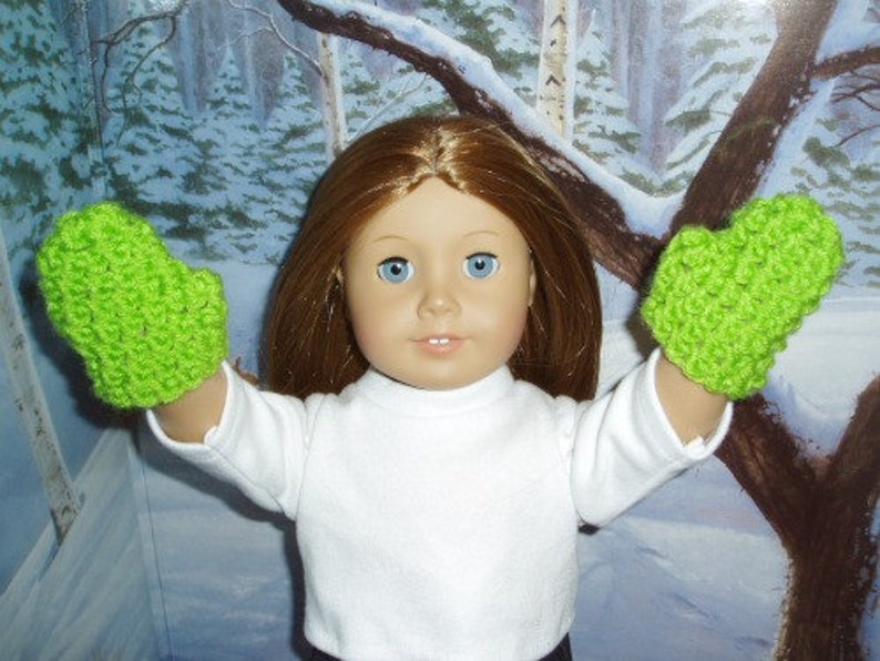 K&ouml;nnte beinhalten: Eine Puppe tr&auml;gt ein wei&szlig;es Hemd und ein Paar leuchtend gr&uuml;ne Strickhandschuhe.