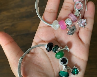 Pulsera rígida Wicked Charm, pulseras con dijes de Elphaba y Glinda