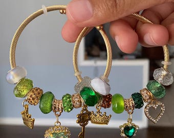 Pulsera rígida con dije de la princesa Tiana