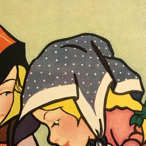 Könnte beinhalten: Eine Vintage-Illustration von zwei Mädchen, eines mit einem blau-weiß gepunkteten Kopftuch und das andere mit einem rot-schwarzen Hut, die auf etwas nach unten schauen.