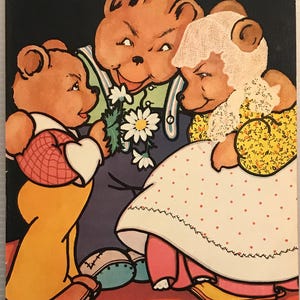 Könnte beinhalten: Eine Vintage-Illustration zeigt drei anthropomorphe Bären. Einer der Bären bietet einem anderen Gänseblümchen an, während ein dritter Bär zusieht. Die Bären tragen farbenfrohe Kleidung, darunter Latzhosen, eine Haube und ein gepunktetes Kleid. Das Kunstwerk hat einen charmanten, märchenhaften Stil.