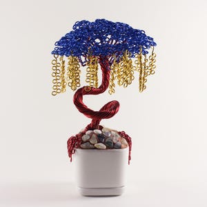 Escultura de bonsai de arame feita à mão: arte exótica da árvore da vida em vermelho, azul e dourado