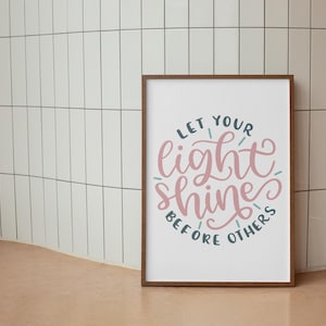 Deja que tu luz brille delante de los demás / Arte con versículos bíblicos de Mateo 5:16 en rosa y azul / Decoración cristiana moderna para el hogar y arte de pared inspirador
