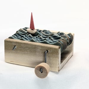 Housewarmingcadeau voor booteigenaar kinetische sculptuur nautisch decor bureaukunst houten automaat