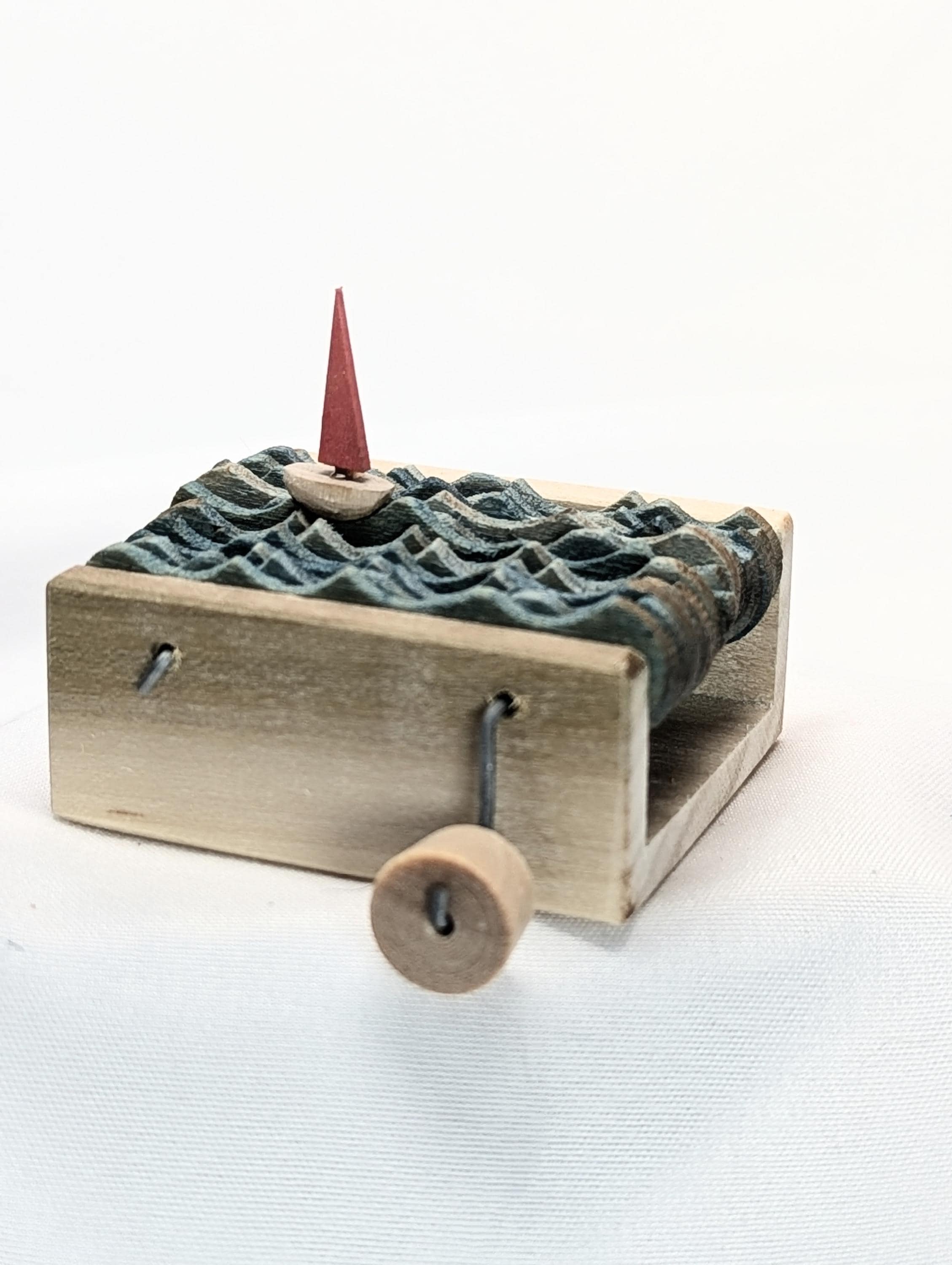 Housewarmingcadeau voor booteigenaar kinetische sculptuur nautisch decor bureaukunst houten automaat