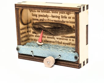 Kinetische zeilbootsculptuur met citaat van Moby Dick – houten koelkastmagneet, perfect cadeau voor boekenliefhebbers