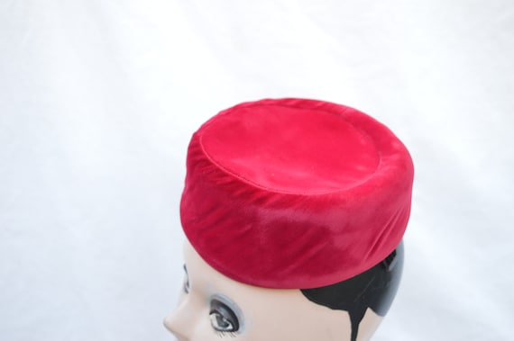 Red Rose Velvet Pillbox Vintage Hat / 1950's Vint… - image 2