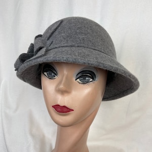 Gray Wool Felt Cloche Hat With Felt Flower / Vintage Inspired Gray Felt Cloche Hat / Downton Abbey Cloche Hat / Flapper Style Cloche Hat