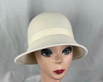 Vintage Wool and Sequin Cream Color Cloche Hat, 1940s - Etsy display picture 2