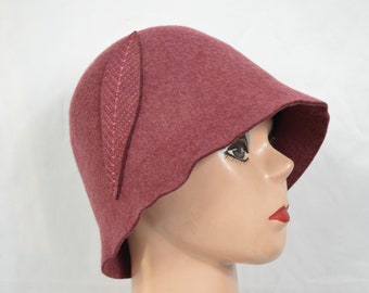 1920's Style Burgundy Wool Felt Cloche Hat With Felt Feather / Wool Felt 1920's Style Cloche  / Downton Abbey / Felt Bucket Shape Hat
