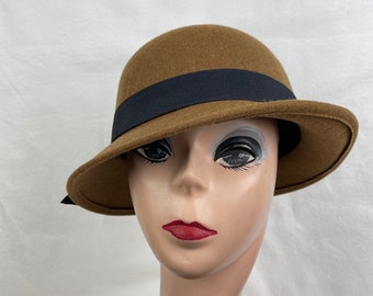 Cocoa Brown Felt Cloche Hat With Turned Up Slanted Brim And Black Ribbon Band / Vintage Inspired Brown Felt Cloche / Downton Abbey Cloche