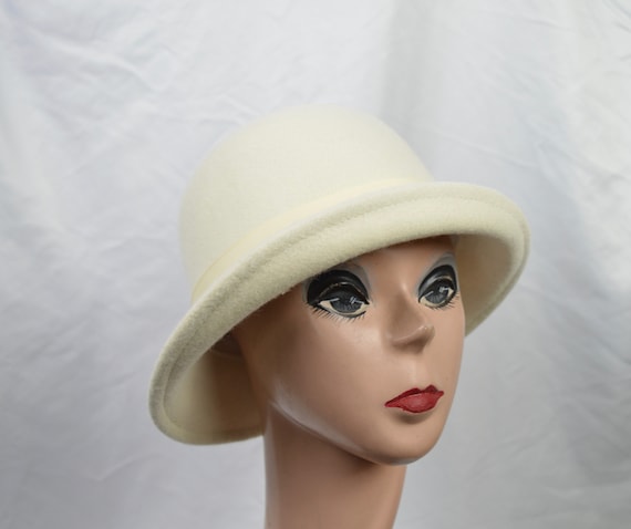 Cream Wool Felt Cloche Hat: 1920s Flapper Style, Downton  display picture 1