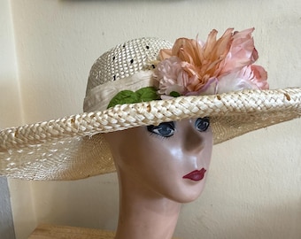 5-Zoll-Lg Krempe natürlicher italienischer Sisal-Stroh-Sonnenhut mit handgemachten Seidenblumen und Organzaband-Band /
