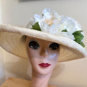 3,5 Zoll Krempe Natürlicher Sisal Sisal Sonnenhut mit Seidenband & handgemachten Seidenblumen / Sisal Stroh Sonnenhut / Besondere Anlass Hut