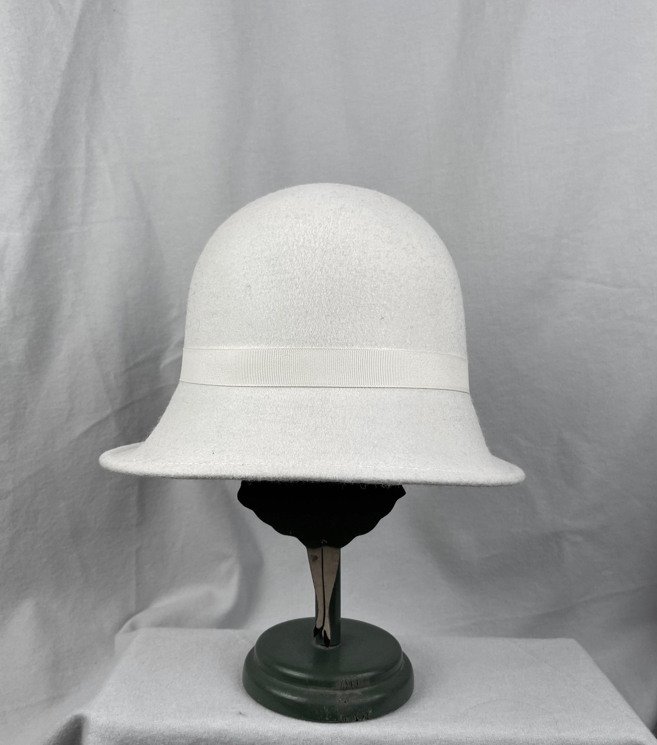 Vintage Georgi Ivory Wool Felt Cloche Hat - 1920s Flapper Style Mid-Century Womens 1920s Vintage Wool Blend Cloche Church Hat Winter  main image 4