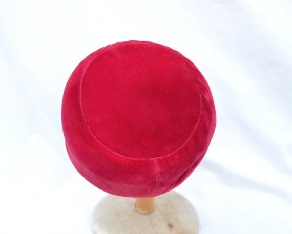 Red Rose Velvet Pillbox Vintage Hat / 1950's Vint… - image 7