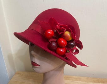Rust Wool Felt Cloche Hat With Felt Flower / Vintage Rust Wool Felt Cloche Hat With Felt Flower / Vintage
