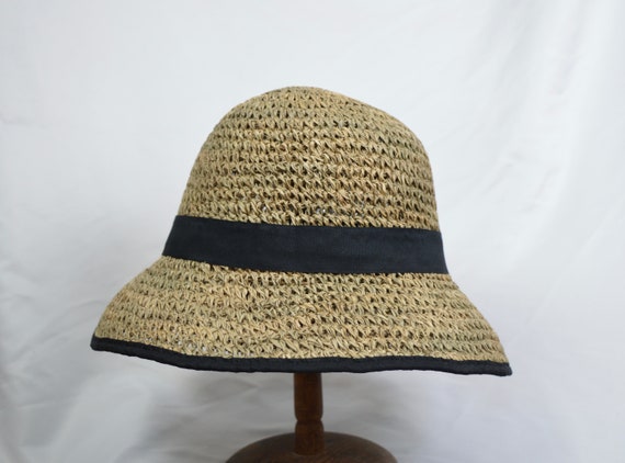 Hand Woven Seagrass Cloche Hat: Retro Bucket Style Sun Hat  display picture 1