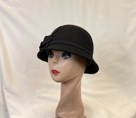 Vintage Inspired Black Wool Felt Cloche Hat With Flower  display picture 1
