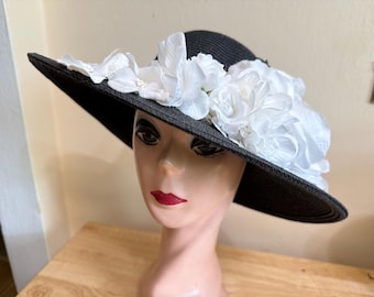 Svart Toyo Straw Derbyhatt med 10 cm brätte: Vit sidenrosa, sammetsblommor