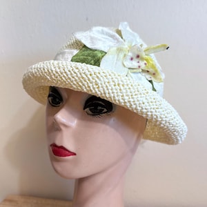 Kremowy kapelusz typu cloche ze słomy: wykończenie w kwiaty z aksamitu w stylu vintage, regulowany krawat z grosgrainu