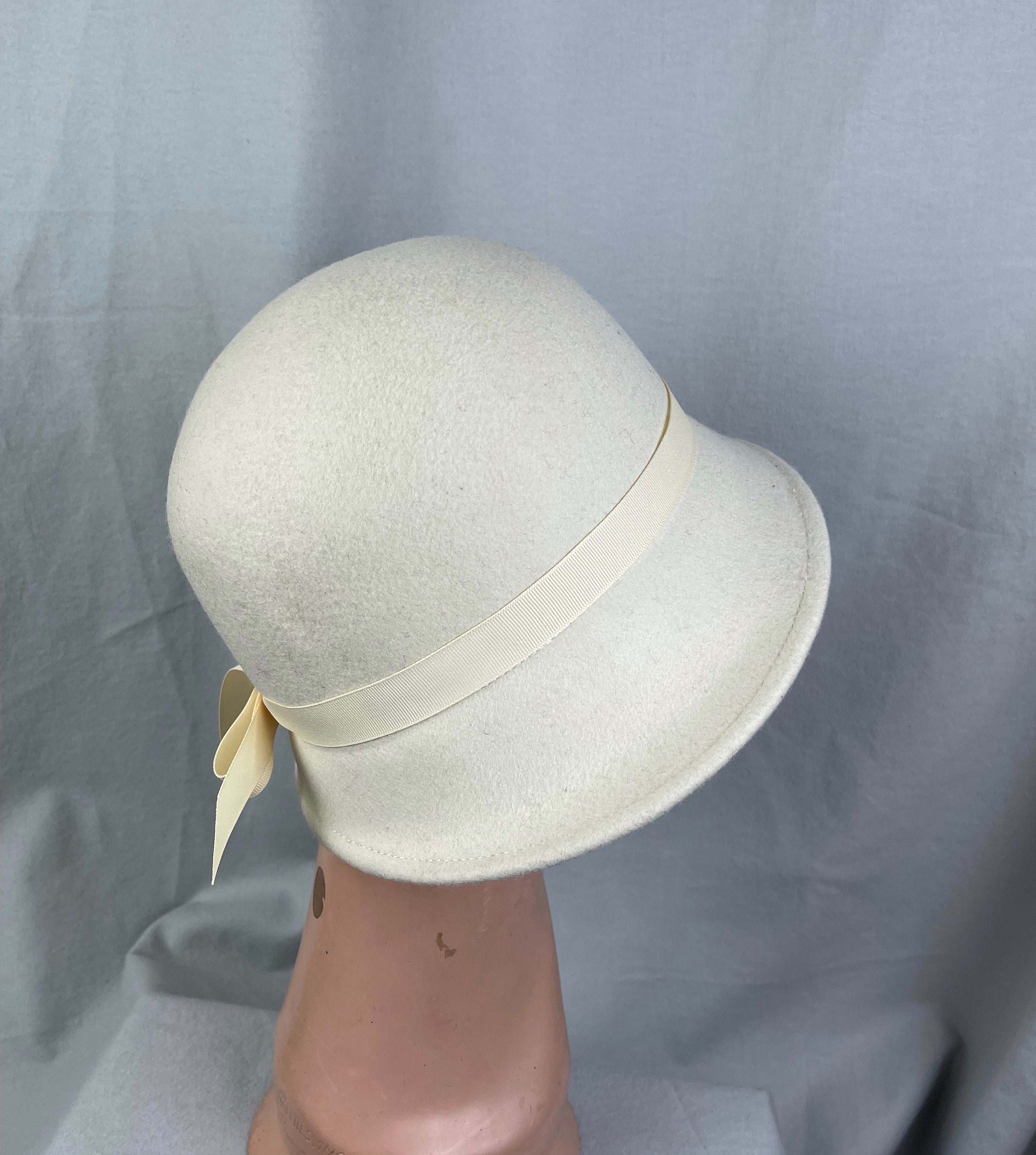Vintage Georgi Ivory Wool Felt Cloche Hat - 1920s Flapper Style Mid-Century Womens 1920s Vintage Wool Blend Cloche Church Hat Winter  main image 3