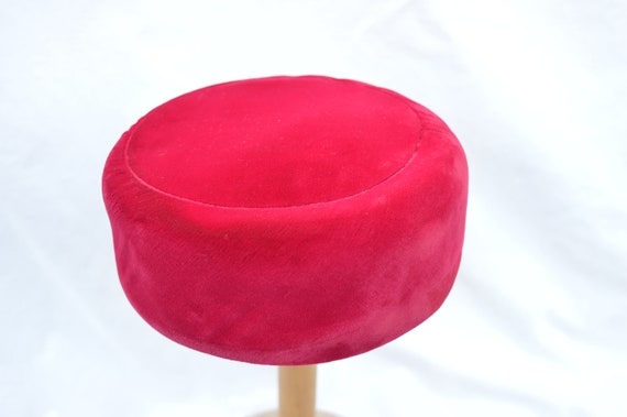 Red Rose Velvet Pillbox Vintage Hat / 1950's Vint… - image 6