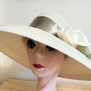 Abażur ze słomy inspirowany stylem vintage, kremowy, z wykończeniem z kwiatów jedwabiu / retro słomkowy kapelusz na specjalne okazje / kremowy Derby / kapelusz na przyjęcie ogrodowe