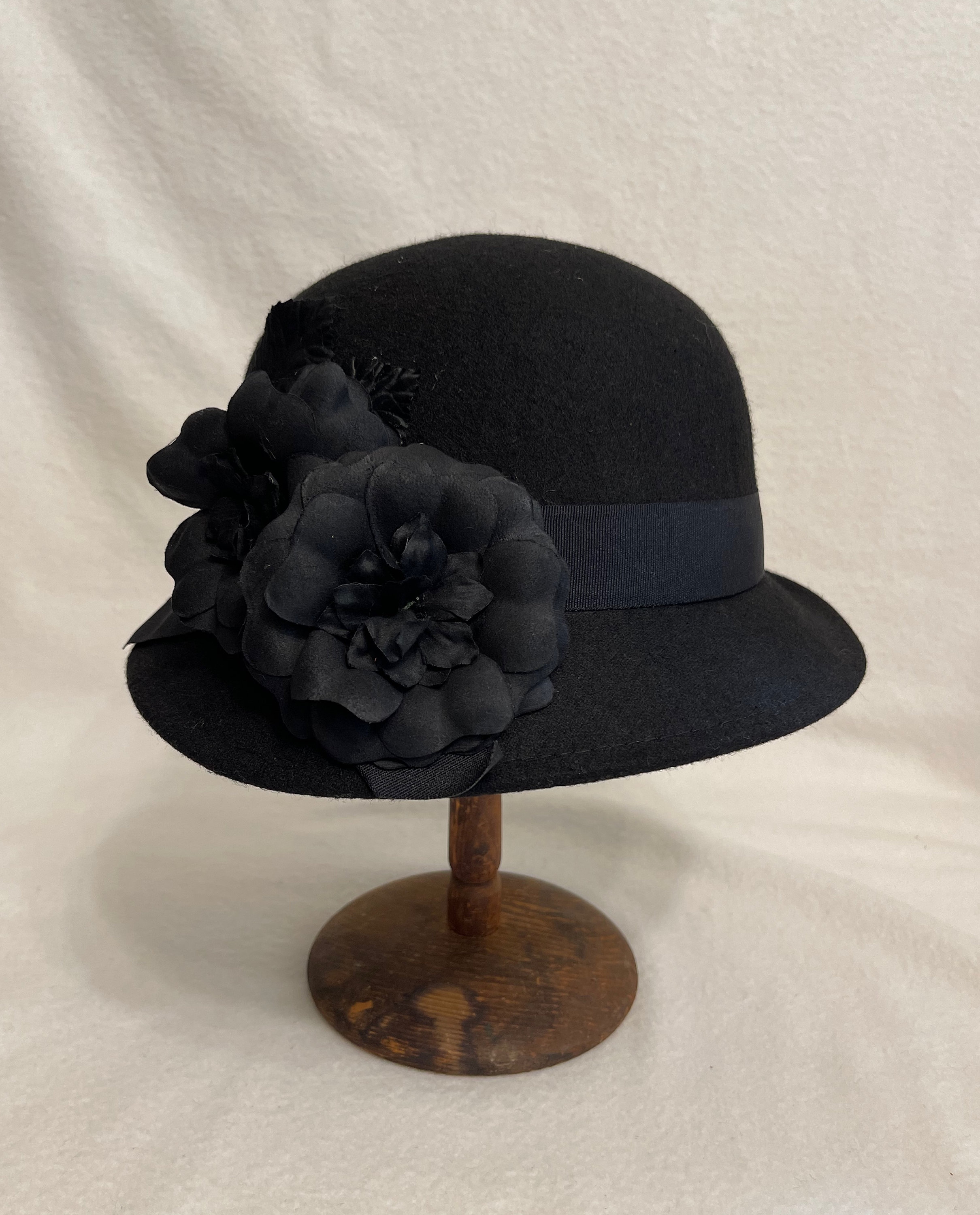 Vintage Inspired Black Felt Cloche Hat: Downton Abbey Style  display picture 1