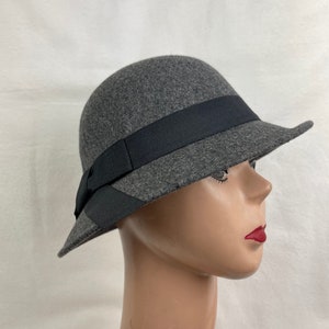 Gray Felt Cloche Hat With Turned Up Slanted Brim And Black Ribbon Band / Vintage Inspired Gray Felt Cloche Hat / Downton Abbey Cloche Hat image 3