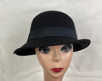 Black Felt Cloche Hat With Turned Up Slanted Brim And Black Ribbon Band / Vintage Inspired Black Felt Cloche Hat / Downton Abbey Cloche Hat