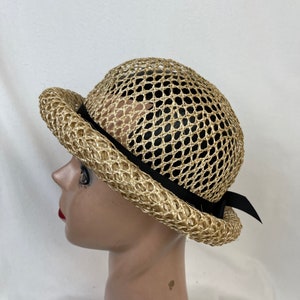 Kapelusz typu cloche z sizalu inspirowany stylem vintage: regulowana wstążka