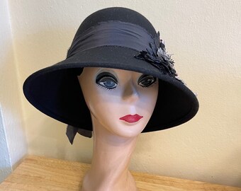 Black Wool Felt Cloche Hat: Vintage Velvet Flower Trim - Etsy display picture 3