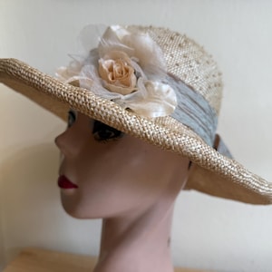 Sombrero de paja de sisal natural con ala de 7,6 cm: patrón de ganchillo, ala enrollada, flores de seda – tocado para ocasiones especiales