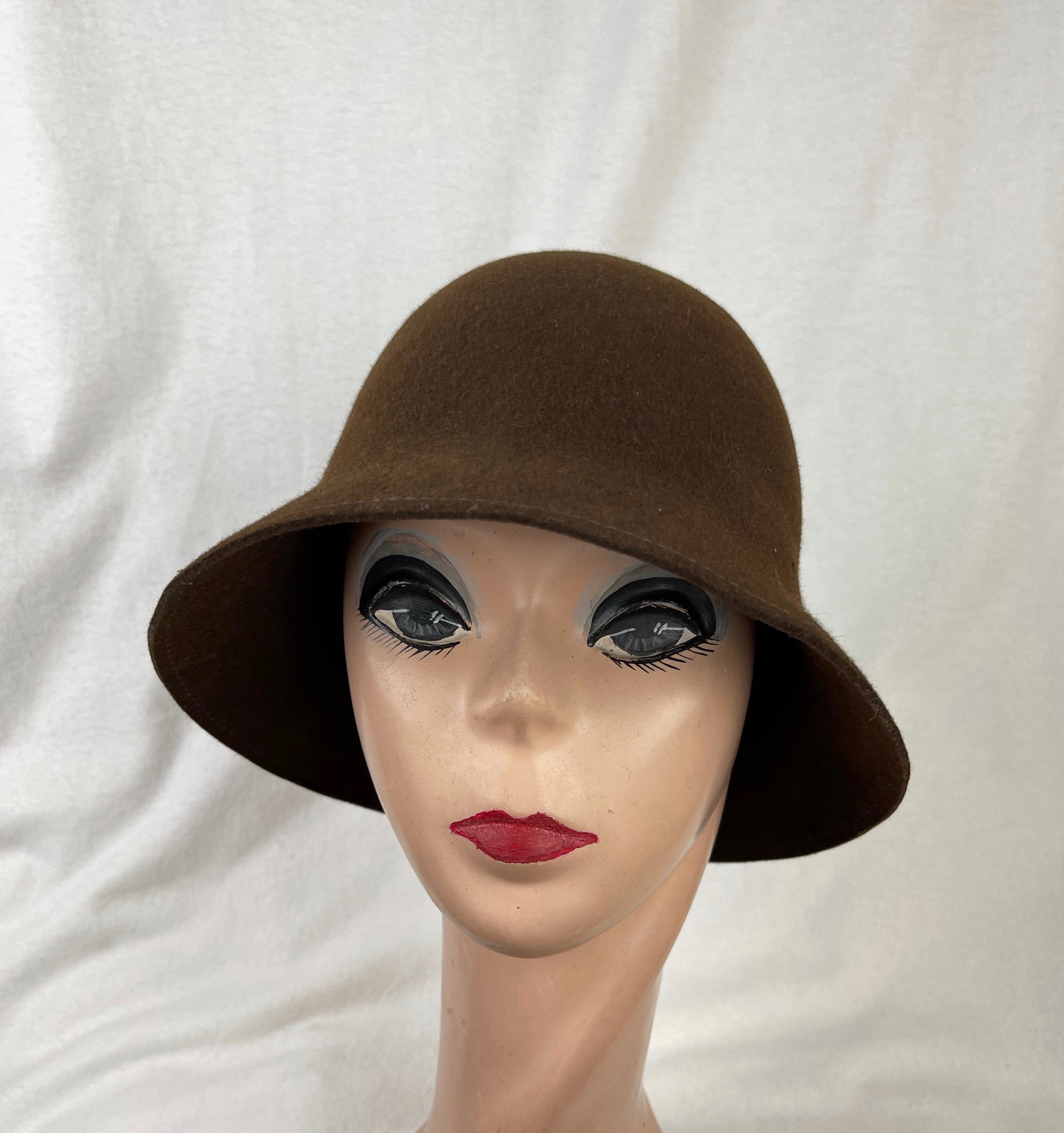 Handmade Felt Cloche Hat Navy and Tan 1920s Look Accessoires Hoeden & petten Nette hoeden Cloche hoeden 