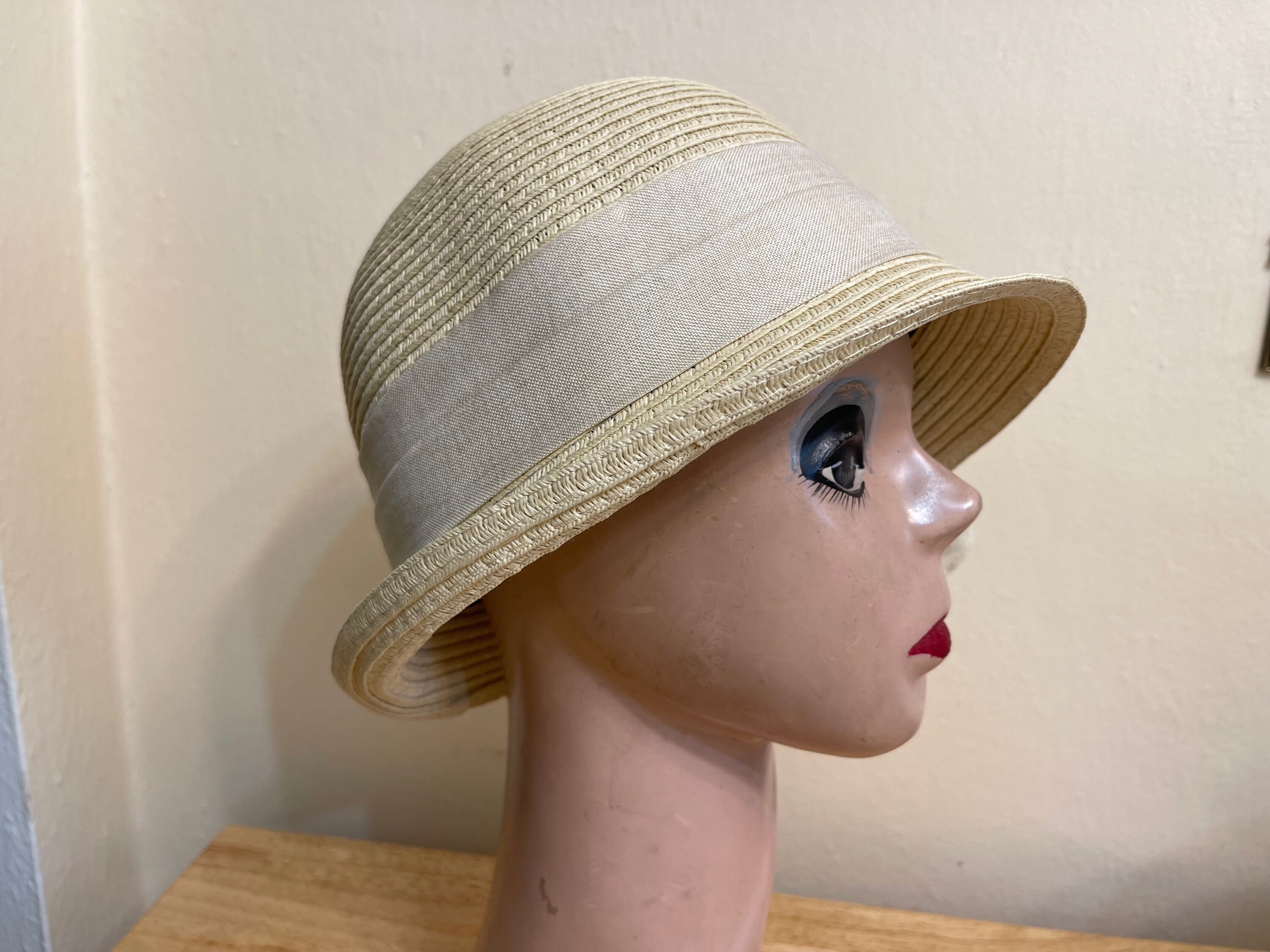 Beige Straw Cloche Hat: Vintage Inspired Wedding Guest Hat  display picture 2