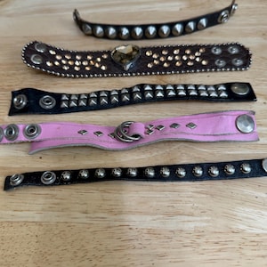 Handgjorda armband/manschetter i läder med punk- och nitdetaljer från 1980-talet, 5 tillgängliga