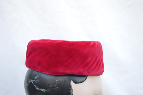 Red Rose Velvet Pillbox Vintage Hat / 1950's Vint… - image 3