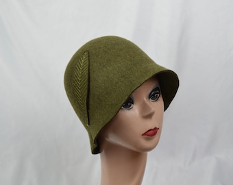 1920's Style Olive Green Wool Felt Cloche Hat With Felt Feather / Wool Felt 1920's Style Cloche  / Downton Abbey Style Felt Cloche Hat